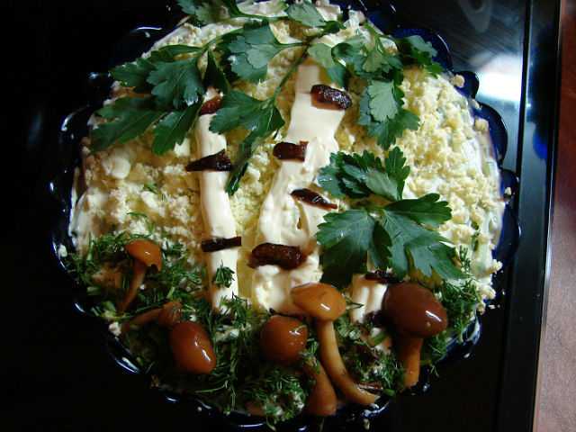 Рецепт салат березка с грибами. Салат Березка. Вкусный салат берёза. Салат берёзка с черносливом. Салат Березка в круглой форме.