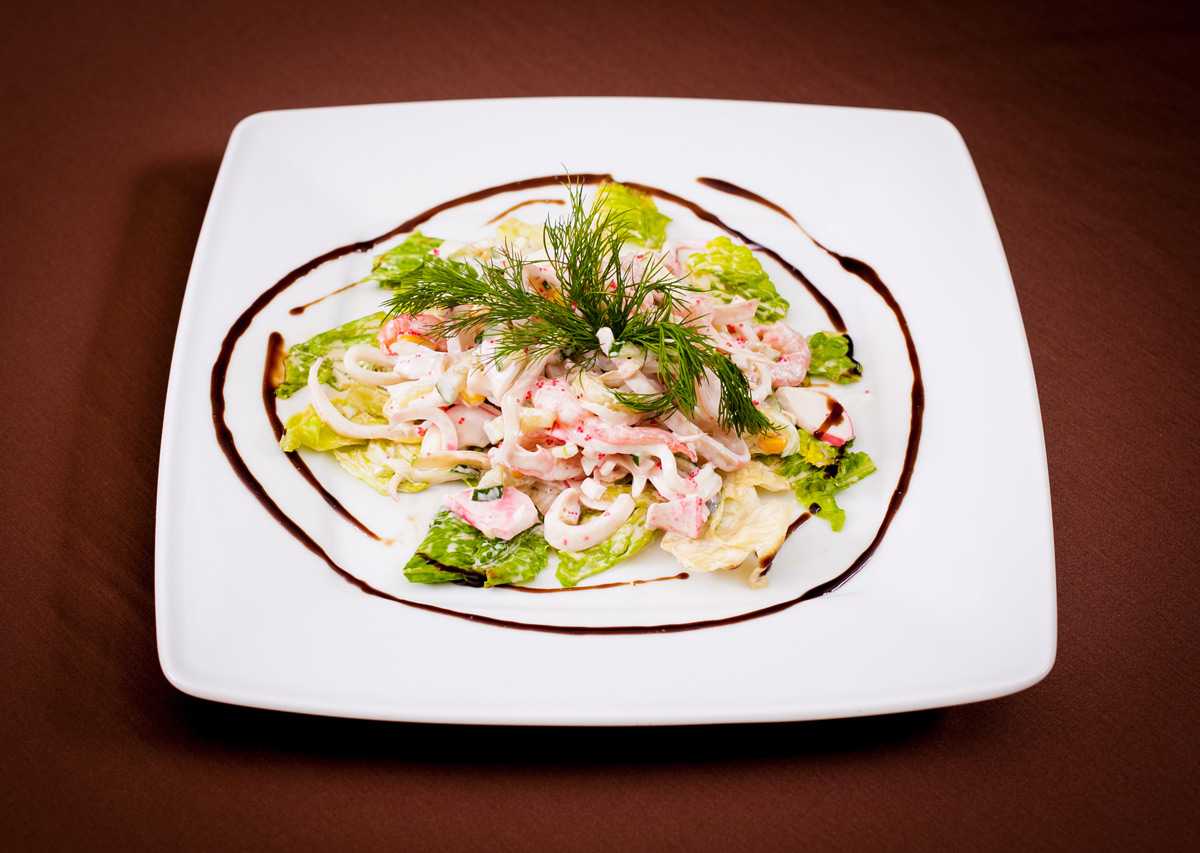 Салат нептун. 7 рецептов приготовления салата с морепродуктами - будет вкусно! - медиаплатформа миртесен