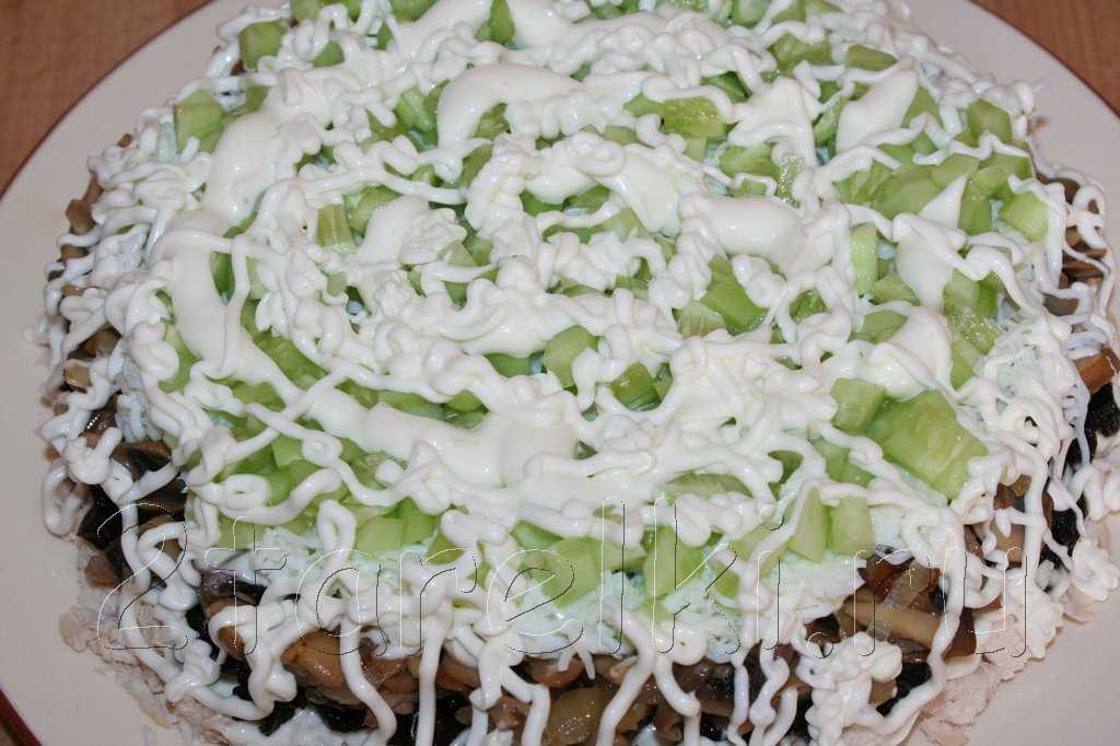 Салат "берёзка" с куриным филе и черносливом - 9 пошаговых фото в рецепте