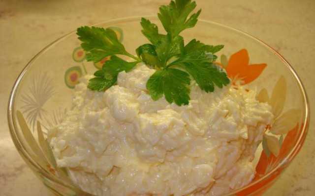 Салат из плавленного сыра: еврейская закуска. как приготовить салат с плавленым сыром чесноком, яйцом, грибами, морковью, кукурузой, яблоком, помидорами?