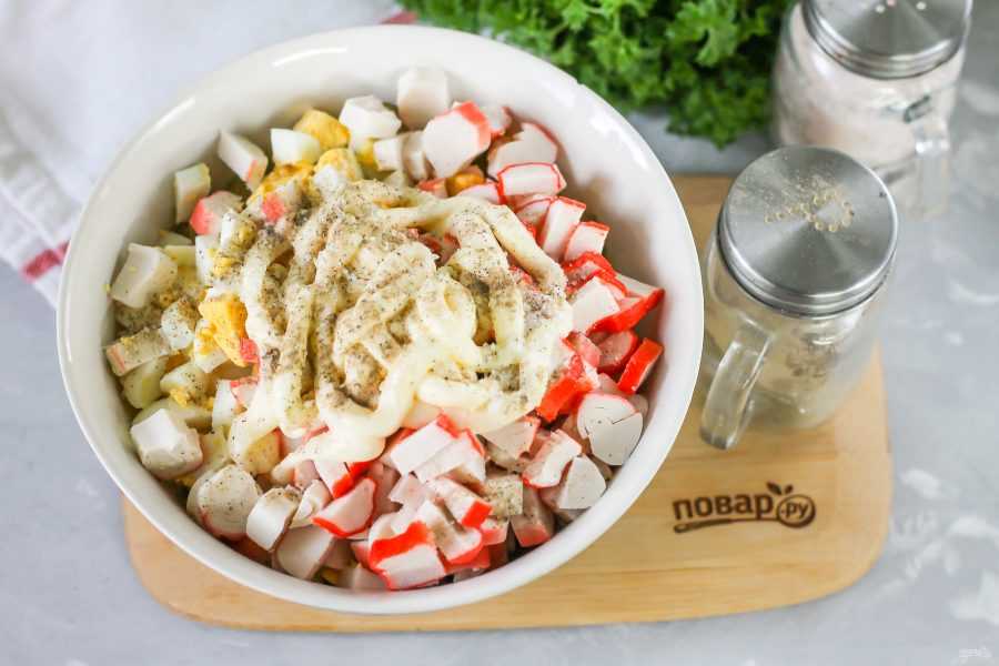 Салат с крабовыми палочками сухариками и фасолью