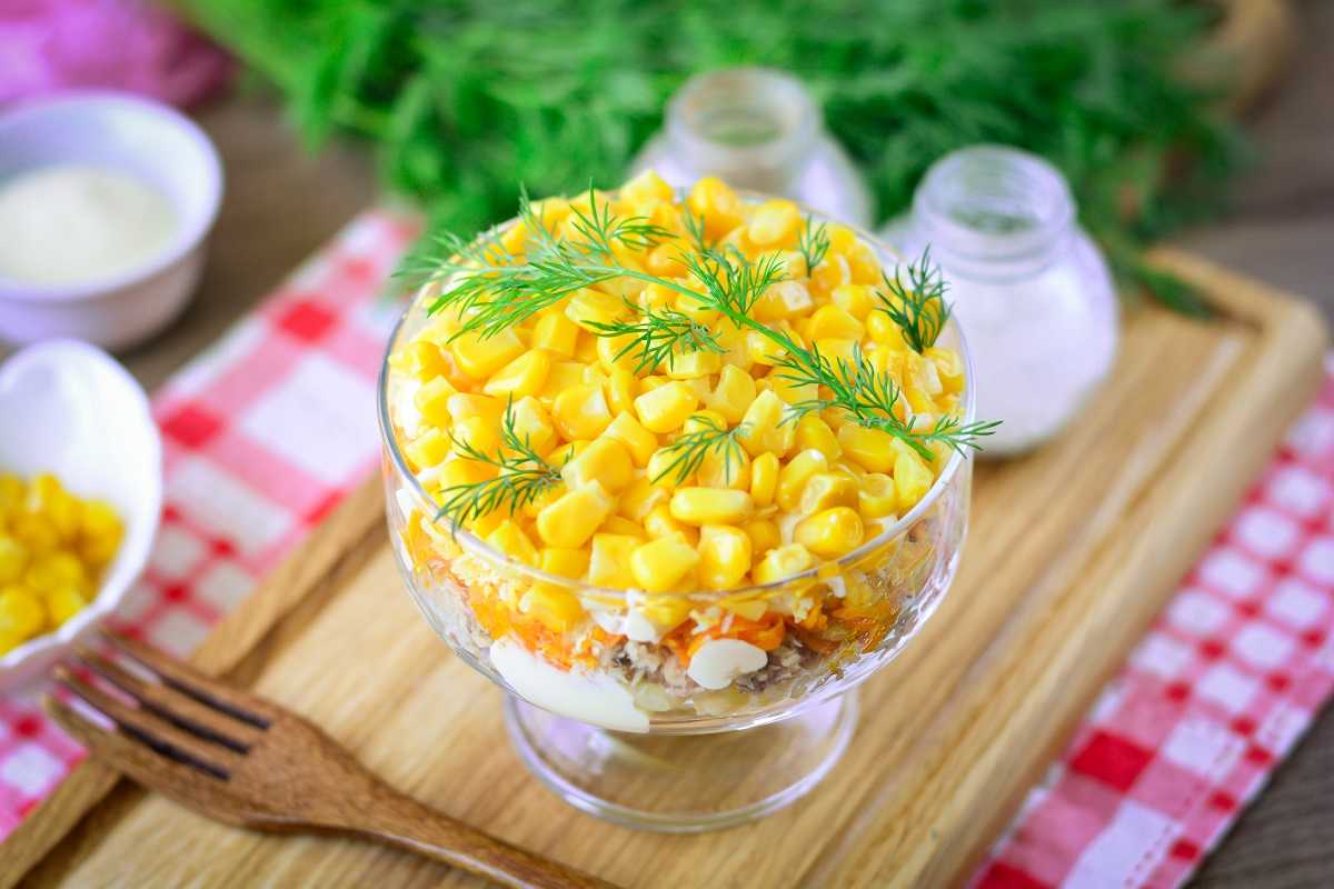 Консервированная кукуруза салаты рецепты с фото. Мимоза с кукурузой. Салат с кукурузой. Салат Мимоза. Салат коктейль с кукурузой.
