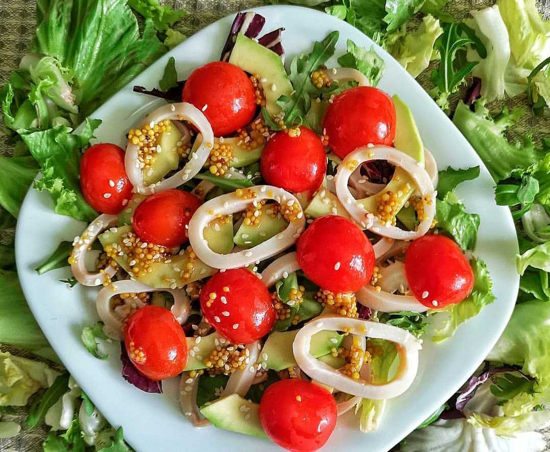 Рецепты вкусных салатов с авокадо и кальмарами