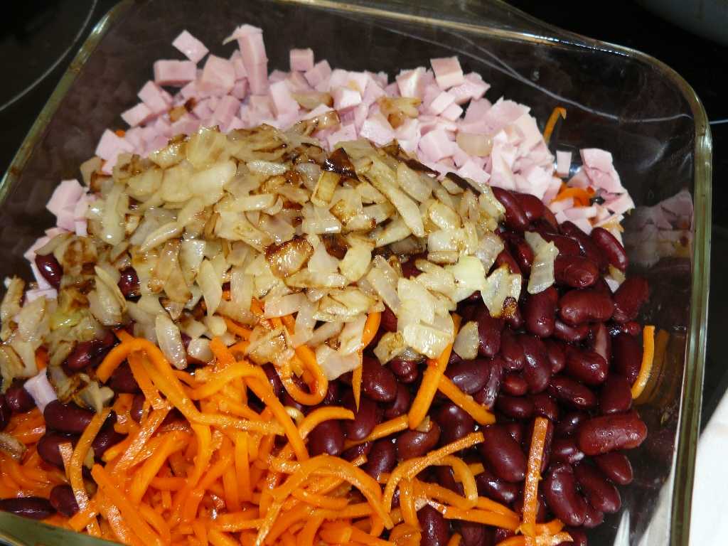 Копченый лук рецепт. Салат из копчёной курицы с корейской морковкой и фасолью. Салат с корейской морковью и кукурузой и сухариками. Салат кукуруза фасоль сухарики корейская морковь. Салат с красной фасолью и корейской морковью.