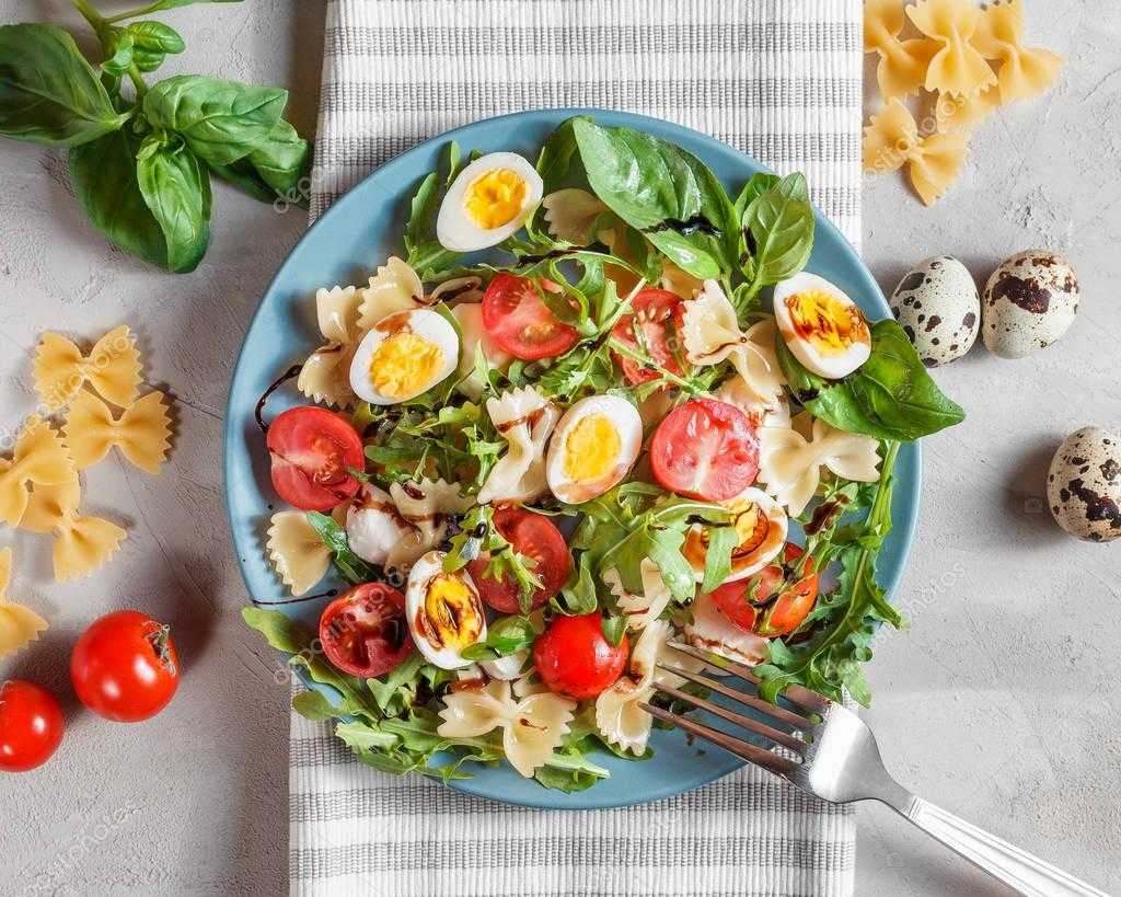 Салат с черри моцареллой и перепелиными яйцами и помидорами черри и моцареллой