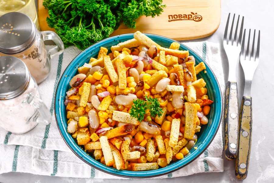 Салат с сухариками, колбасой и помидорами рецепт с фото пошагово - 1000.menu