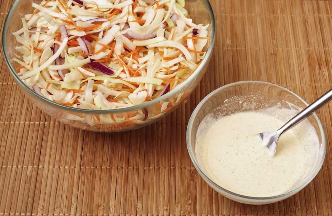 Салат из капусты с уксусом, сахаром и морковью