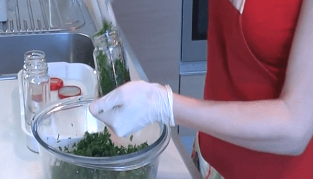 Как засолить зеленые помидоры на зиму в банках: простые рецепты домашних заготовок