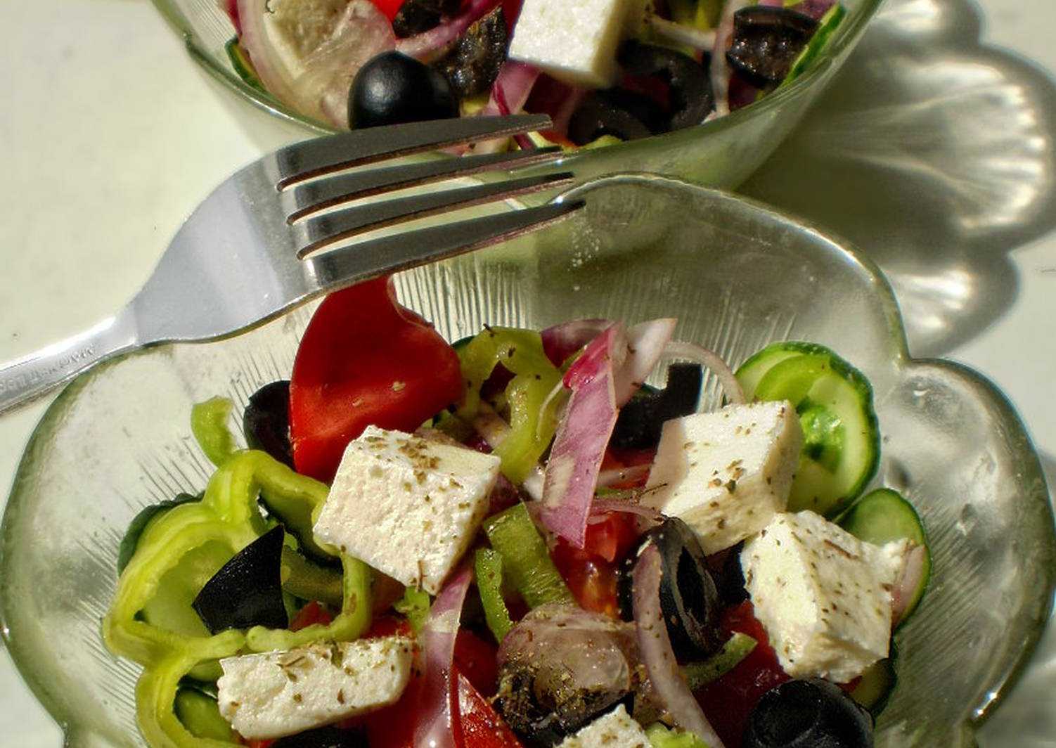 Настоящий греческий. Греческий салат. Греческий салат Ингредиенты. Салат греческий классический. Греческий салат домашний.