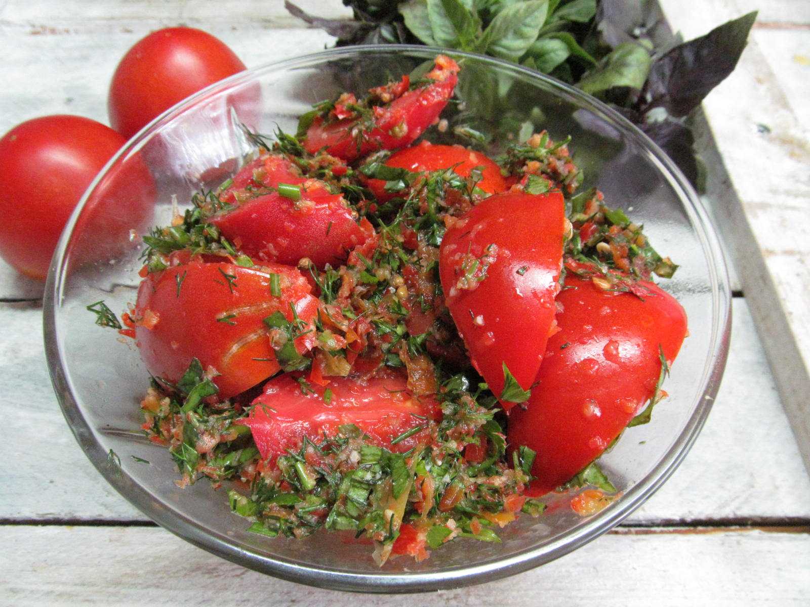 Рецепты со свежих помидор. Салат из томатов. Закуска из томатов. Салат с помидорами. Помидоры и зелень.