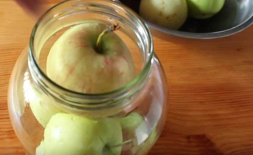 Квашеная капуста на зиму: рецепт с яблоками