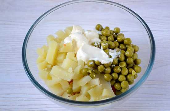Салат с зеленым горошком консервированным. 9 очень вкусных рецептов