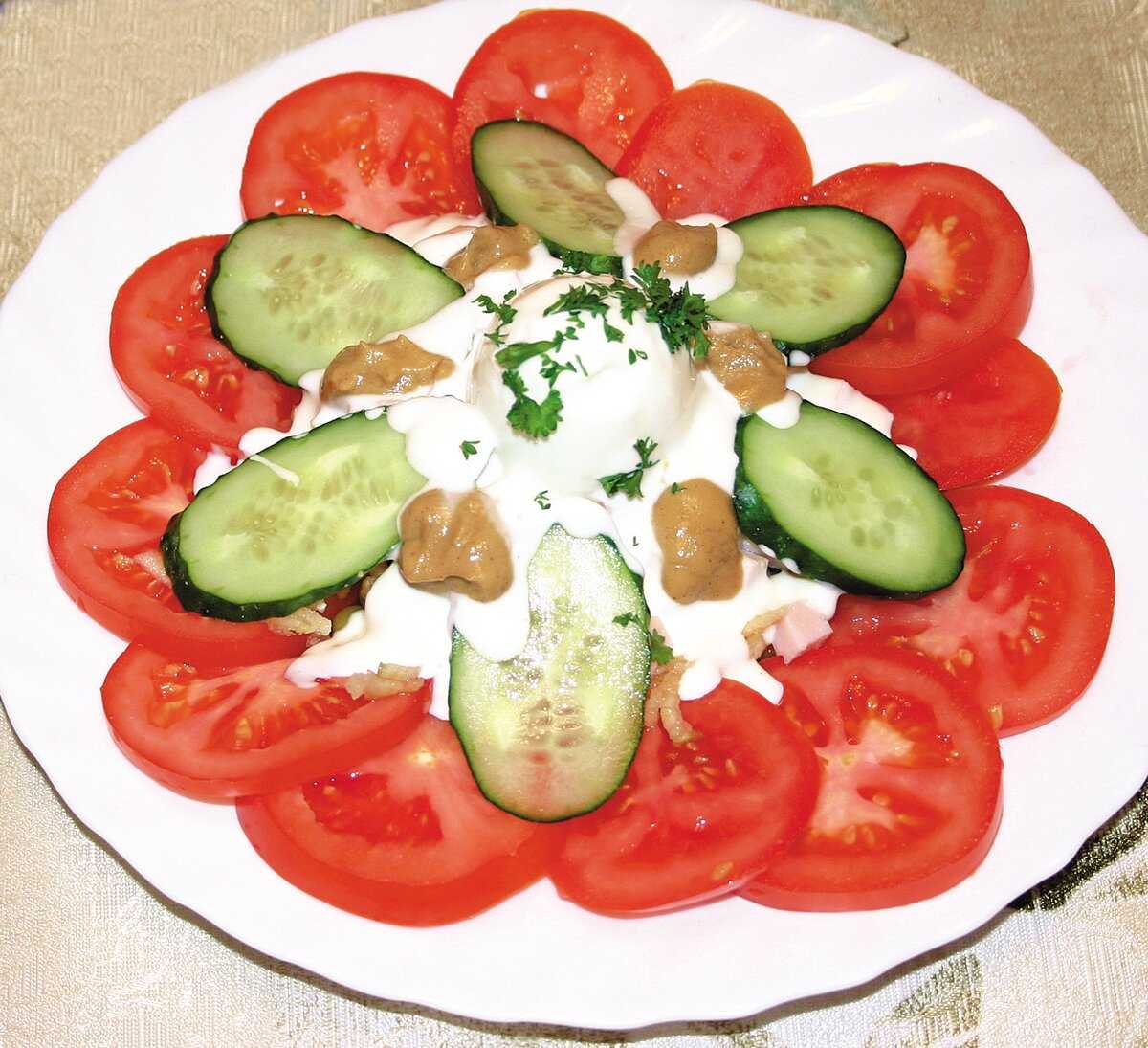 Салат овощной листья салата, желтый перец, огурцы, помидоры
