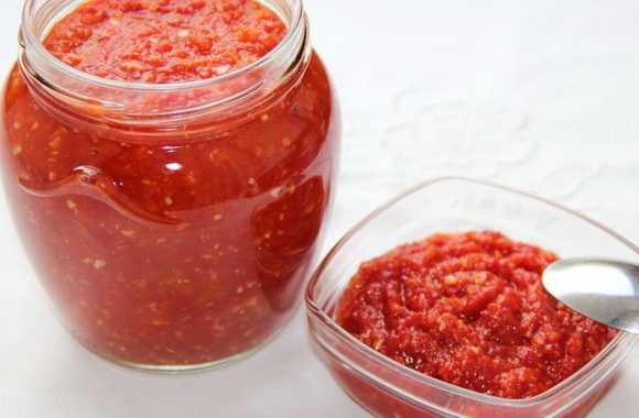 Аджика из помидор и чеснока: рецепт классический без варки (фото пошагово)