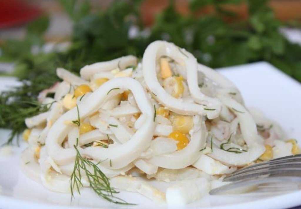 Постный салат с кальмарами