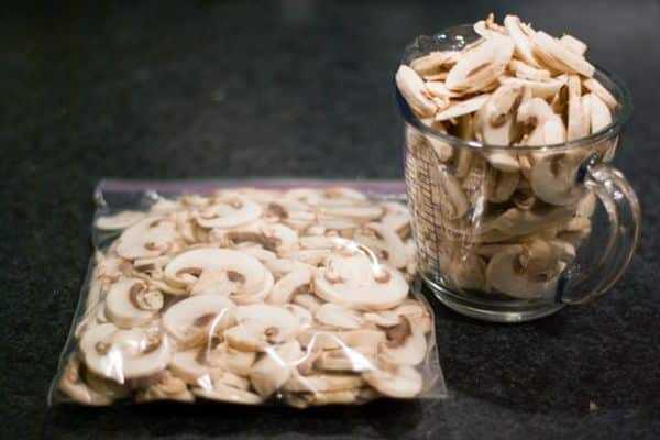 Как и сколько можно хранить замороженные грибы в морозильной камере