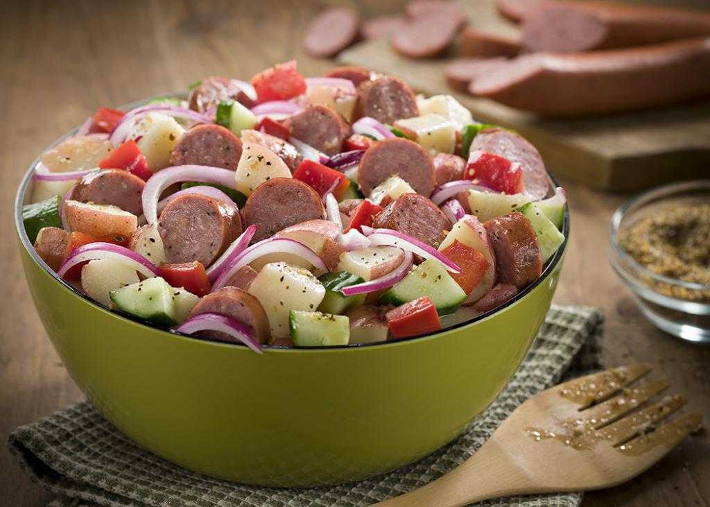 Салат из помидоров и колбасы - 5 пошаговых фото в рецепте