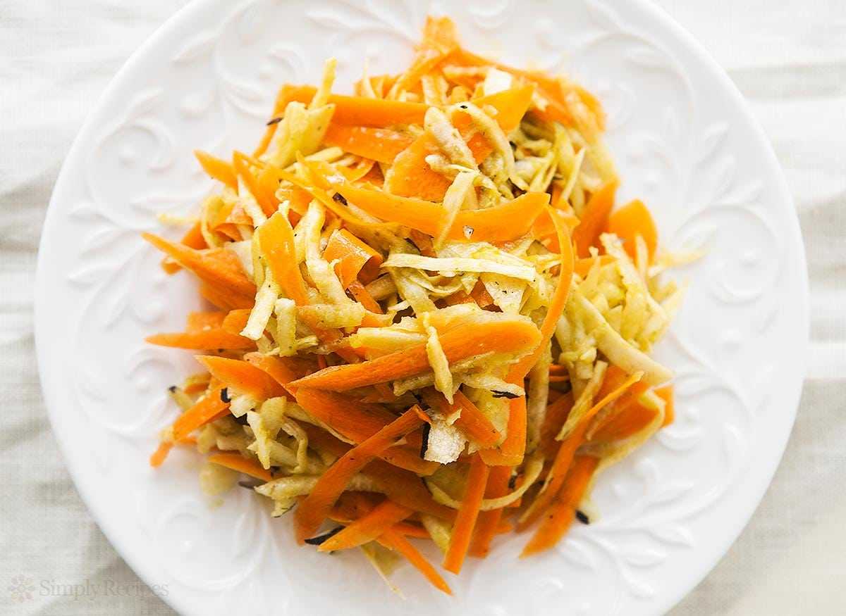 Салат витаминный с яблоком и морковью