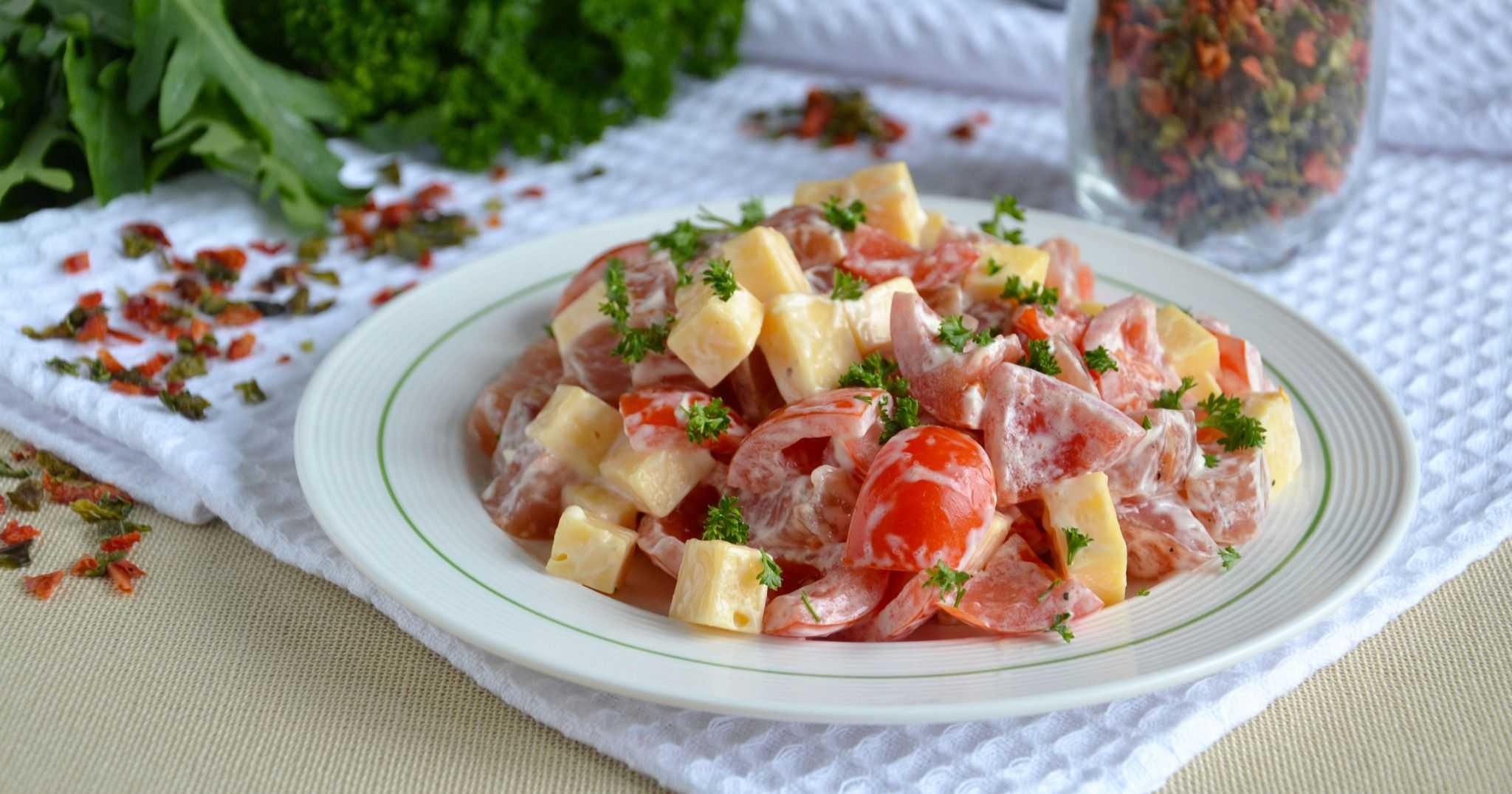 Салат с копченой колбасой и помидорами рецепт с фото пошагово - 1000.menu
