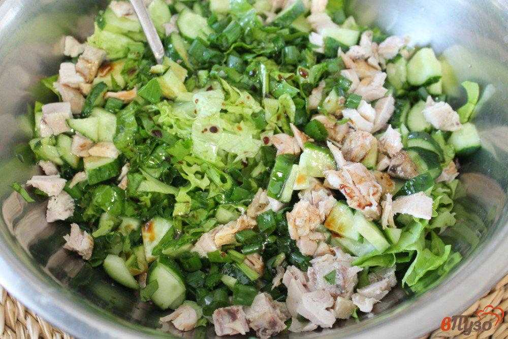 Рецепты простых салатов с зеленым луком. Зеленый салат с курицей. Салат с куриной грудкой и огурцами свежими. Салат с курицей и зеленым луком. Салат с куриной грудкой свежим огурцом и яйцом и сыром.