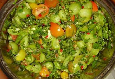 Салат из зеленых помидор на зиму - один из способов разнообразить рацион в холодное время года: рецепт с фото и видео