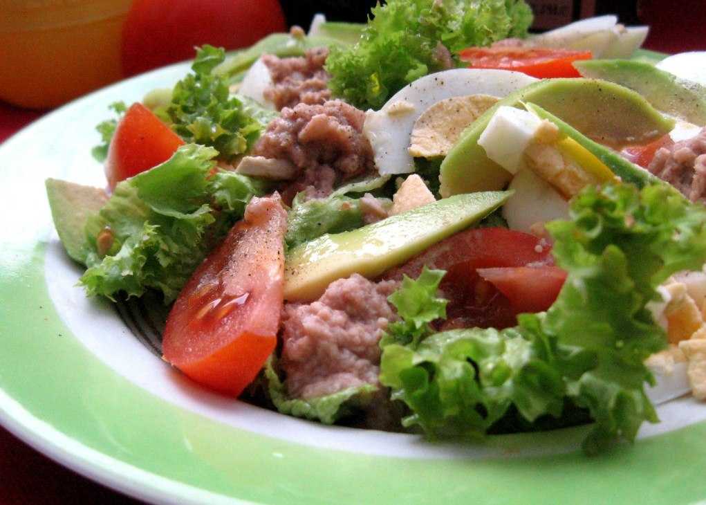 Слоеный салат с тунцом