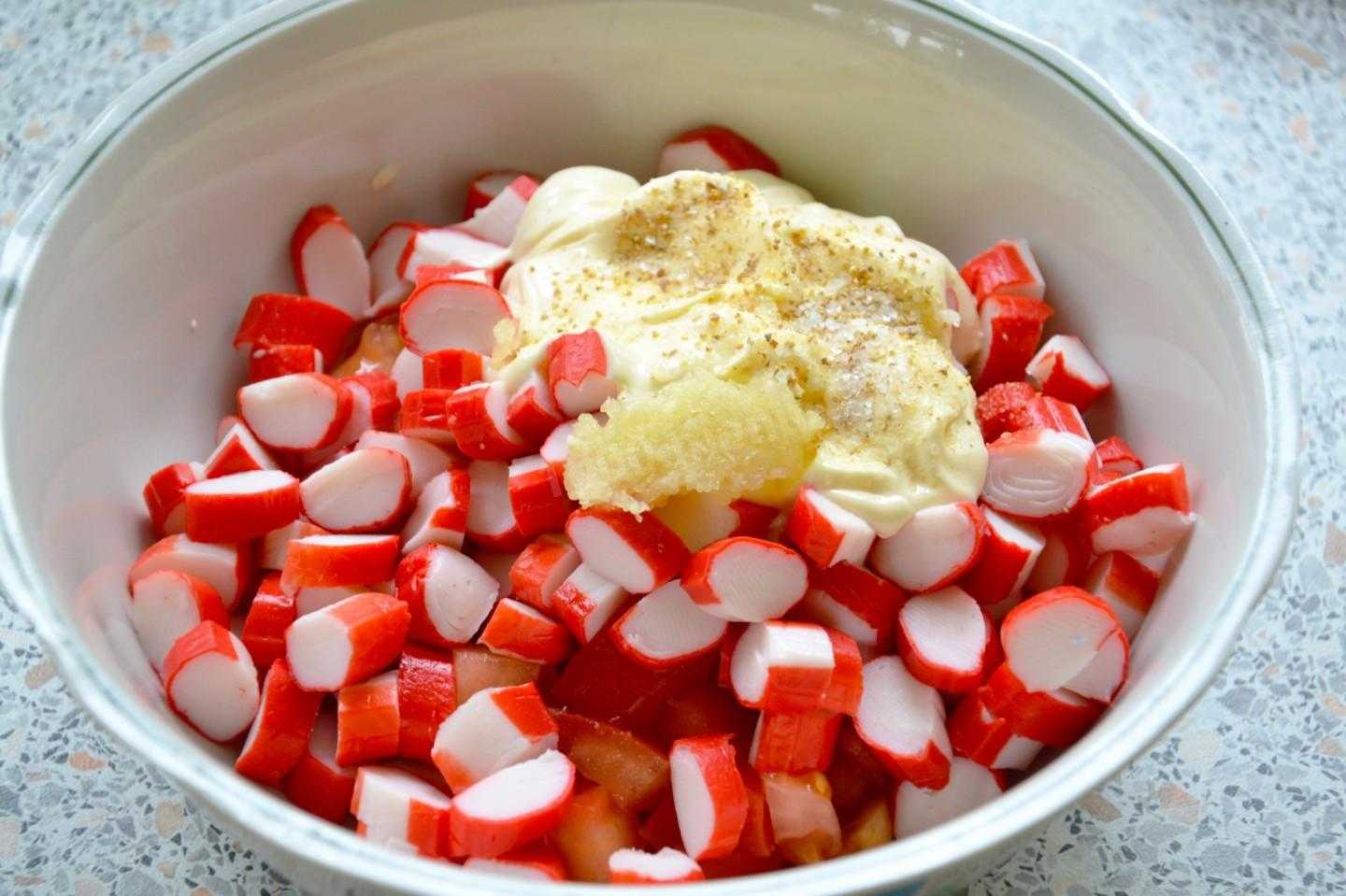 Фото рецепт салат с крабовыми палочками и помидорами и