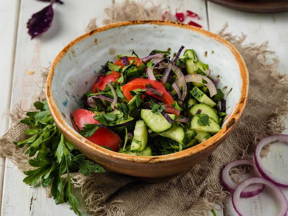 Салат овощной с грецкими орехами