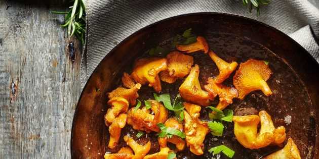 Жареные грибы лисички: как пожарить их с картошкой, луком, со сметаной, на сковороде и другими способами
