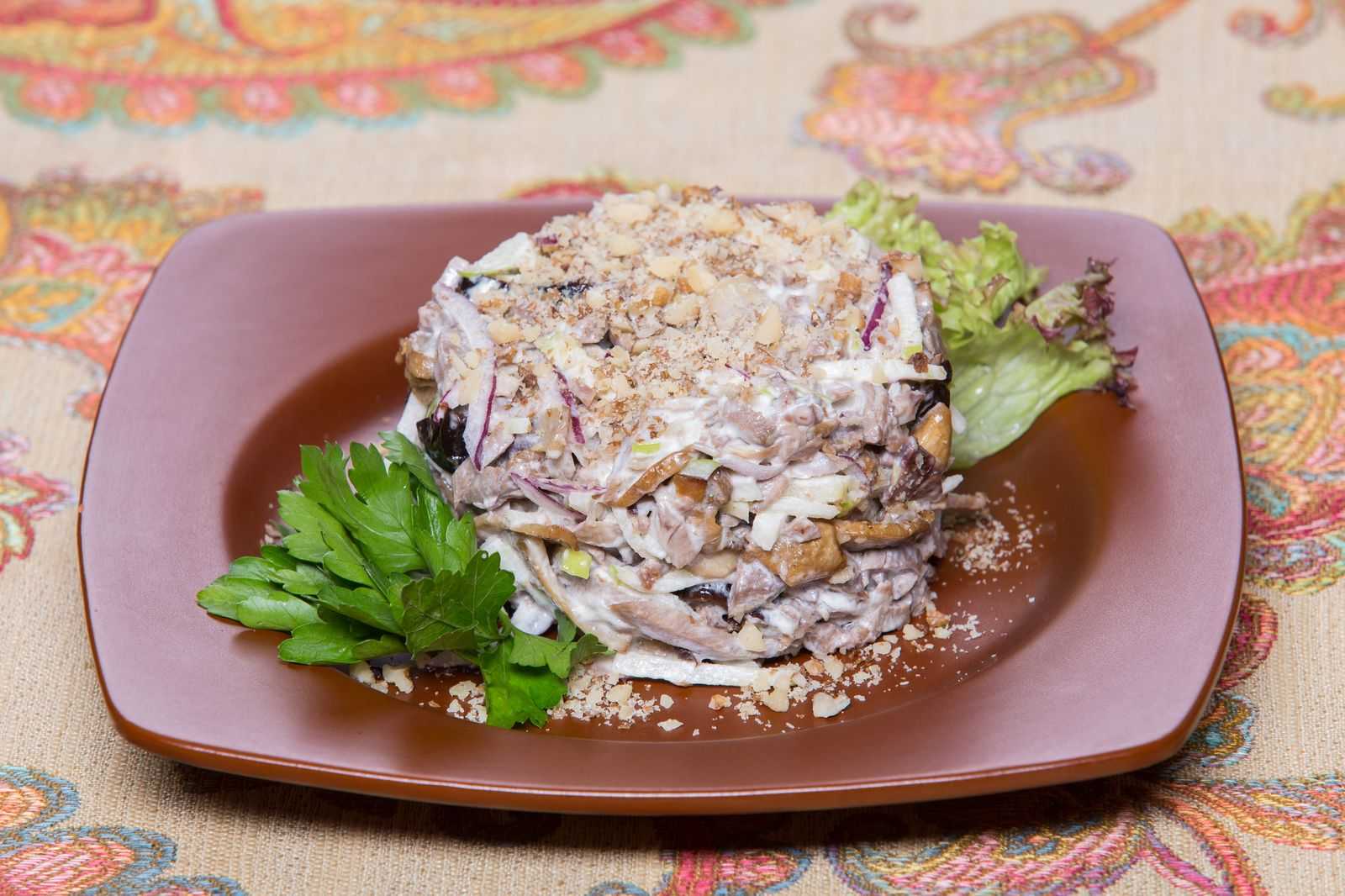 Салат боярский с курицей и грибами рецепт с фото пошагово - 1000.menu